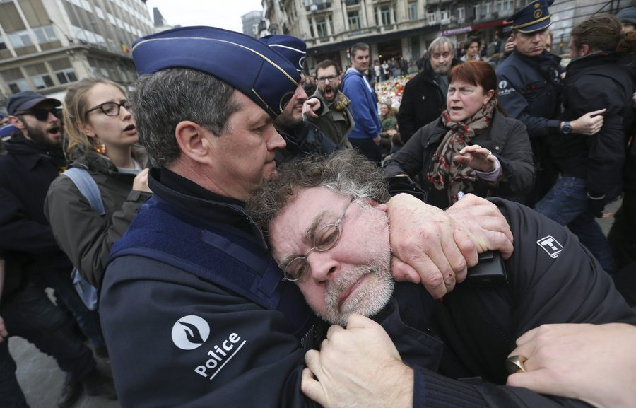 Ένταση στις Βρυξέλλες – Δεκάδες συλλήψεις αντιφασιστών και ακροδεξιών [ΦΩΤΟ]