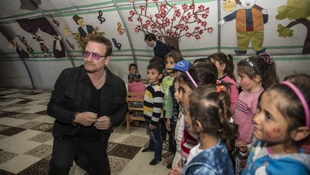 Προσφυγόπουλα τραγουδούν στον Μπόνο των U2 [ΒΙΝΤΕΟ]