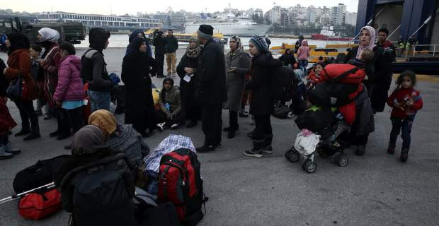 Αρνούνται να αποχωρήσουν οι πρόσφυγες από τον Πειραιά