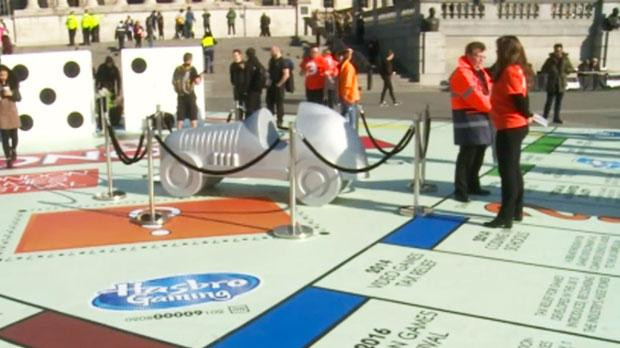 Μια τεράστια Μonopoly στην πλατεία Τραφάλγκαρ του Λονδίνου [BINΤΕΟ]