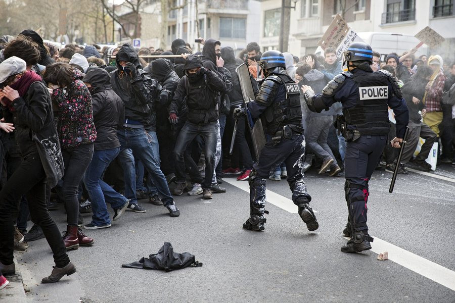 Εκατοντάδες συλλήψεις στη Γαλλία στις διαδηλώσεις για τα εργασιακά