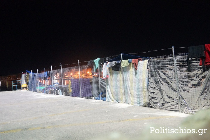 Ένας φράκτης χωρίζει τους μετανάστες από τους τουρίστες στο λιμάνι της Χίου [ΒΙΝΤΕΟ]