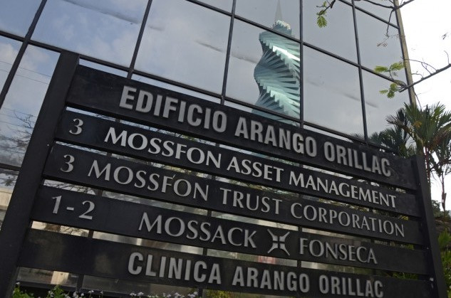 Η δικηγορική εταιρεία – σκάνδαλο των Panama Papers ξεκινάει τις μηνύσεις