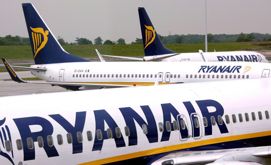 Η Ryanair μαζεύει υπογραφές για να απαγορευτούν οι απεργίες