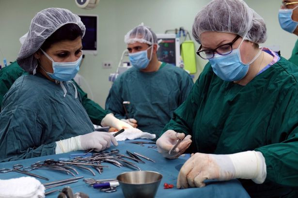 Η βουλευτής που κάνει διακοπές γιατρεύοντας τον καρκίνο στη Γάζα