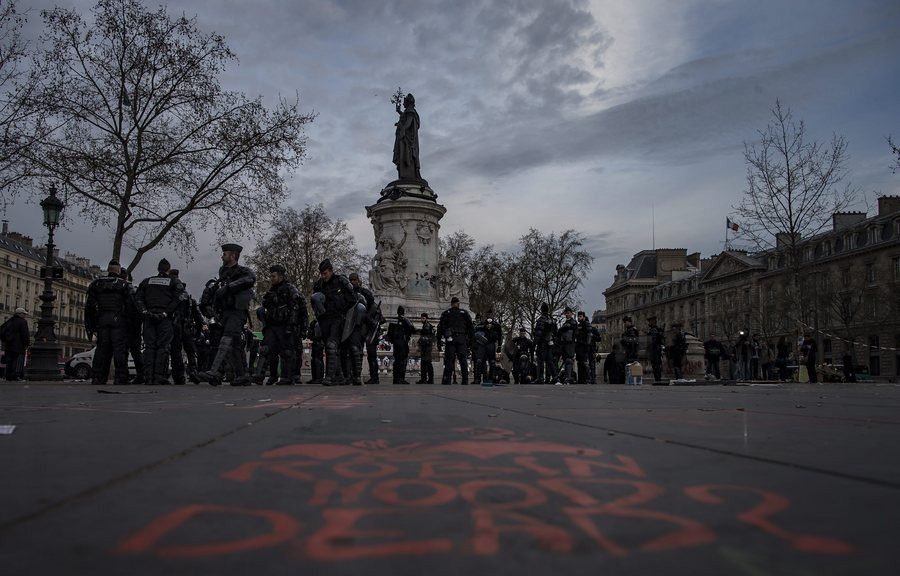 Γαλλία: Η αστυνομία απομάκρυνε διαδηλωτές από την Place de La Republique