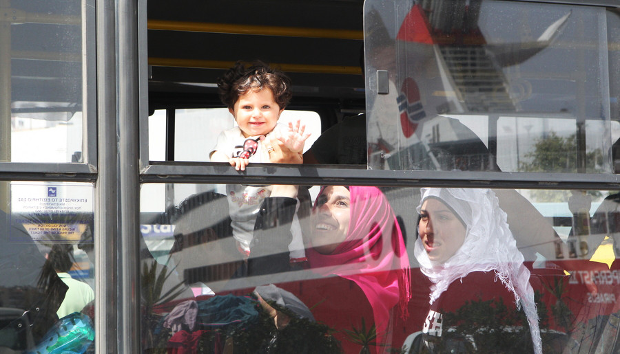 Επιχείρηση εκκένωσης του Πειραιά: Εκατοντάδες πρόσφυγες μεταφέρονται στο κέντρο του Σκαραμαγκά