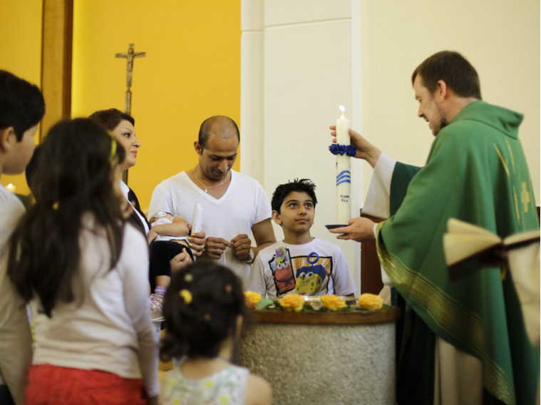 Γιατί πρόσφυγες και μετανάστες βαπτίζονται χριστιανοί στη Γερμανία