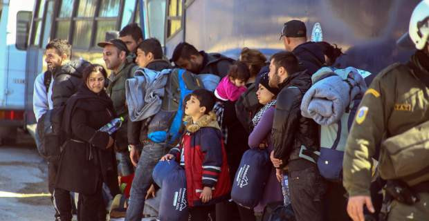 Περίπου 400 πρόσφυγες έφυγαν από την Ειδομένη για το κέντρο φιλοξενίας στην Πέτρα