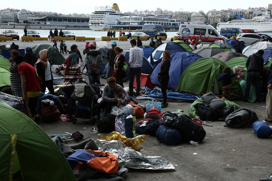 Στον Σκαραμαγκά μεταφέρθηκαν 700 πρόσφυγες από το λιμάνι