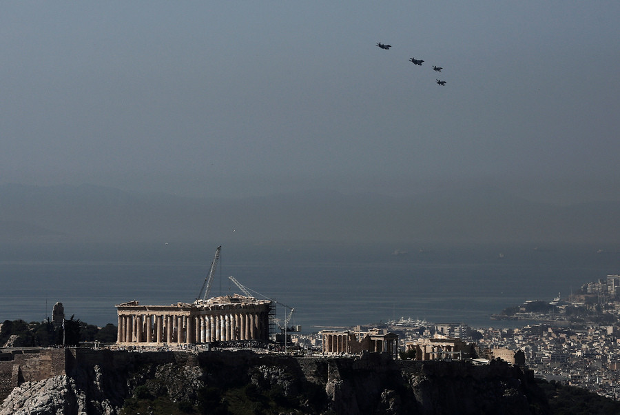 Γιατί πέταγαν μαχητικά σήμερα πάνω από την Αθήνα [ΦΩΤΟΓΡΑΦΙΕΣ]