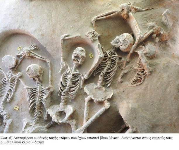 Φαληρικό Δέλτα: Αυτοψία των αρχαιολόγων στη μυστηριώδη ταφή των 80 ανδρών με χειροπέδες