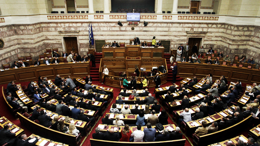 [LIVE]: Σε εξέλιξη η συζήτηση στη Βουλή για τα θαλασσοδάνεια κομμάτων και ΜΜΕ