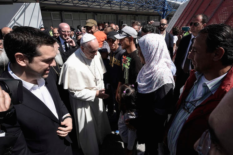 Ο Πάπας επιστρέφει στο Βατικανό με 12 πρόσφυγες από ευάλωτες ομάδες