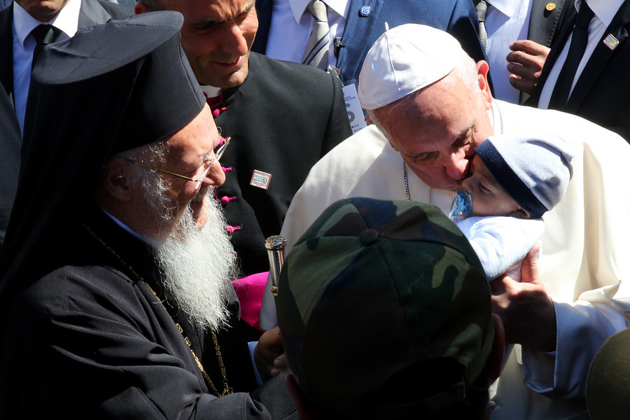 Οι συγκινητικές στιγμές του Πάπα Φραγκίσκου με τους πρόσφυγες στη Μόρια [ΒΙΝΤΕΟ – ΦΩΤΟ]