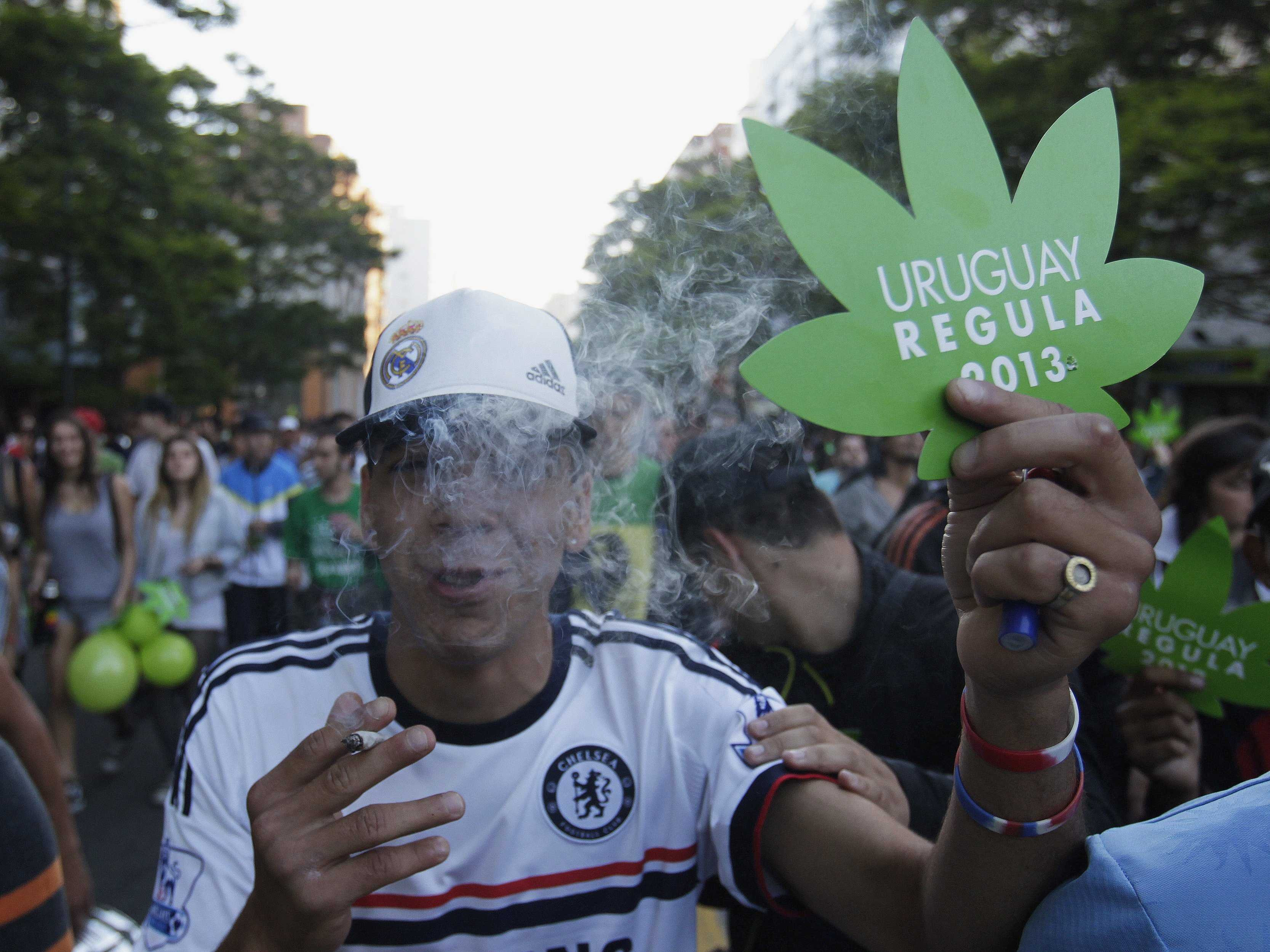 Έξι χώρες που δοκιμάζουν μια φιλελεύθερη νομοθεσία για τα ναρκωτικά