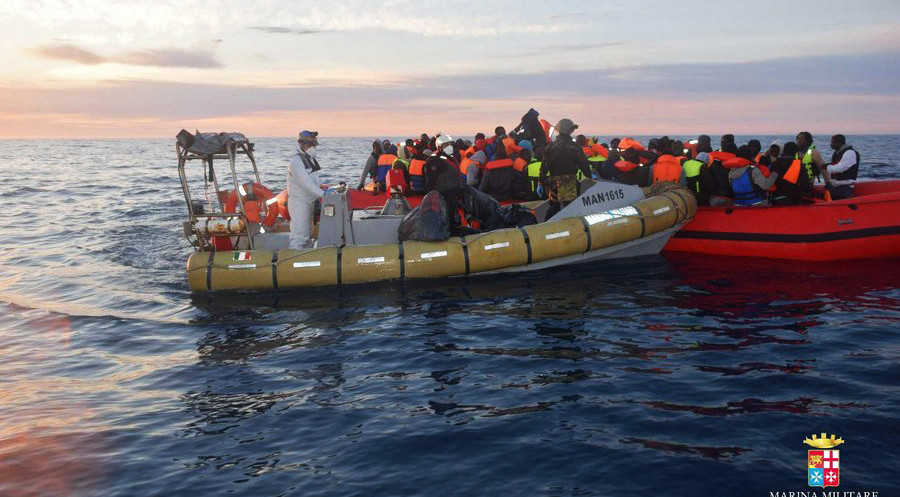 Οι αφίξεις προσφύγων μειώνονται στην Ελλάδα, υπερδιπλασιάζονται στην Ιταλία