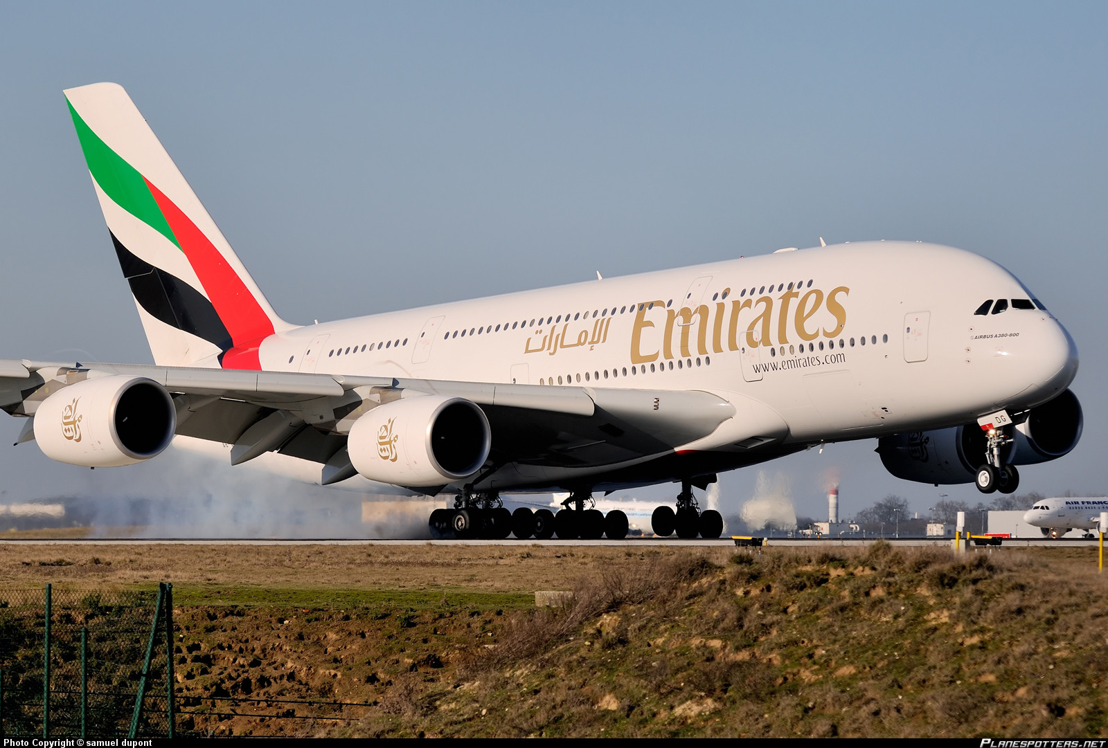 Αναγκαστική προσγείωση έκανε αεροπλάνο της Emirates στη Λάρνακα
