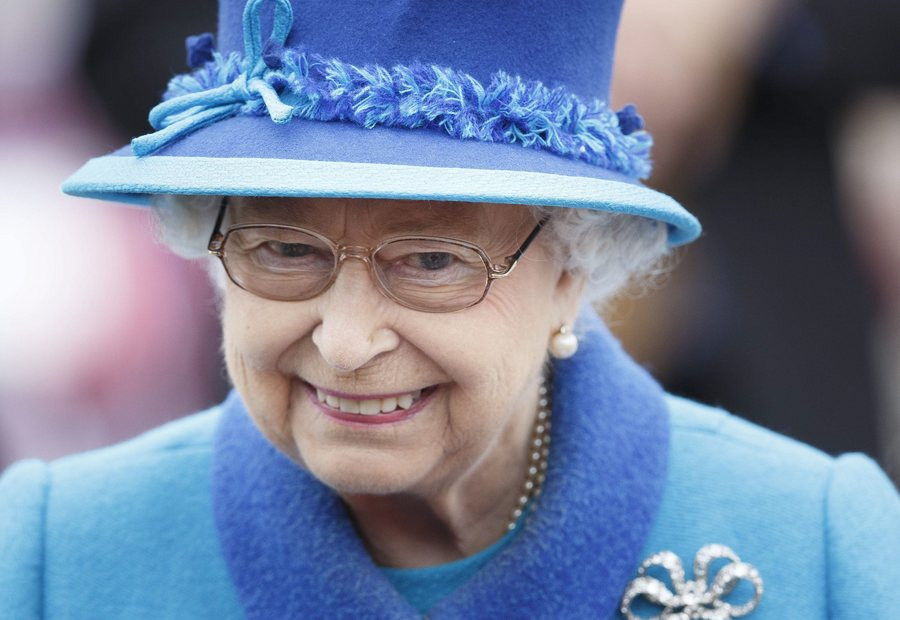 Αγγελία: Η βασίλισσα Ελισάβετ δίνει 50.000 λίρες σε όποιον αναλάβει το twitter της