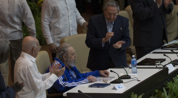 Με επευφημίες για τον 90χρονο Φιντέλ έκλεισε το συνέδριο του ΚΚ Κούβας