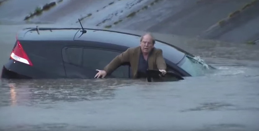 Οδηγός προσπάθησε να περάσει πλημμυρισμένο δρόμο: Ένα βίντεο – μάθημα για όλους