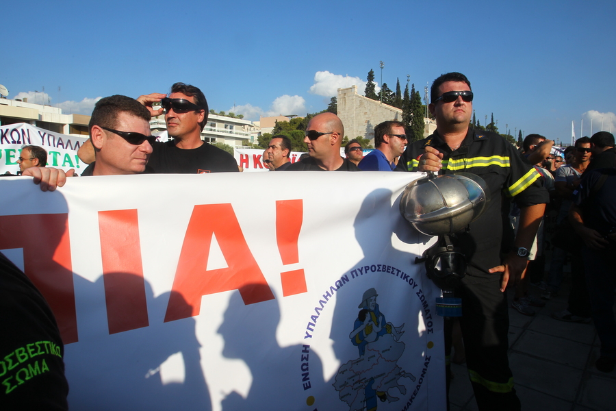 Πυροσβέστες διαδηλώνουν στο Σύνταγμα ζητώντας τη μονιμοποίηση τους