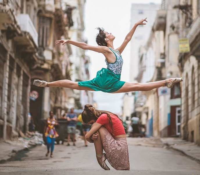 Οι χορευτές της Κούβας μαγεύουν στους δρόμους [ΦΩΤΟ]