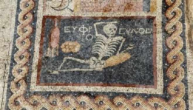 Ευφρόσυνος: Ο σκελετός που «χαίρεται τη ζωή» σε ένα αρχαιοελληνικό μωσαϊκό
