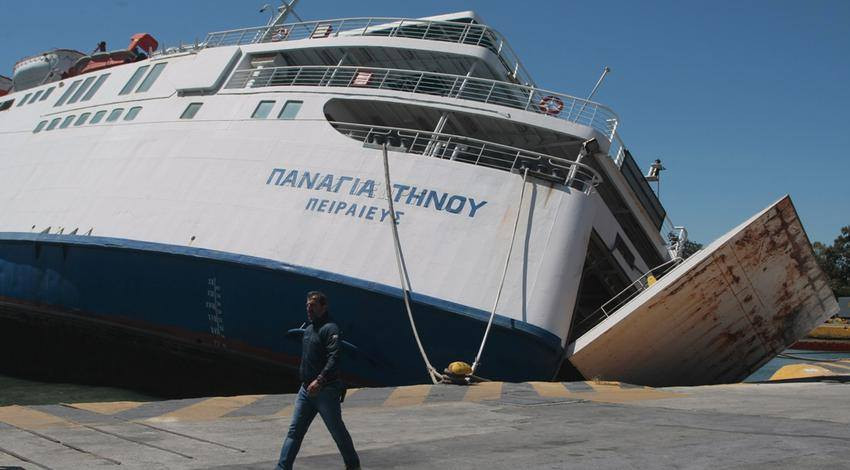 Παραλίγο να βυθιστεί μέσα στο λιμάνι του Πειραιά το «Παναγία Τήνου» [Βίντεο