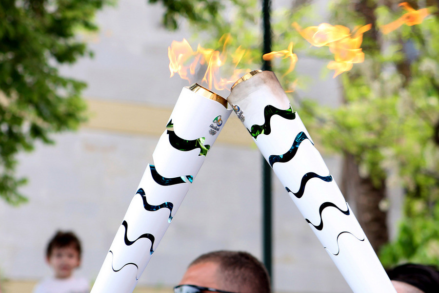 Η ολυμπιακή φλόγα κλείνει το κέντρο της Αθήνας