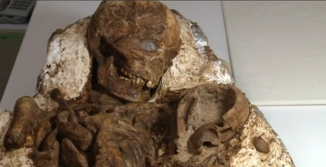Μητέρα κρατά στην αγκαλιά το βρέφος της εδώ και 4.800 χρόνια