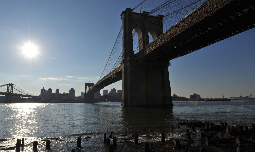 Νέα Υόρκη: Πήδηξε από τη γέφυρα του Μπρούκλιν και επέζησε