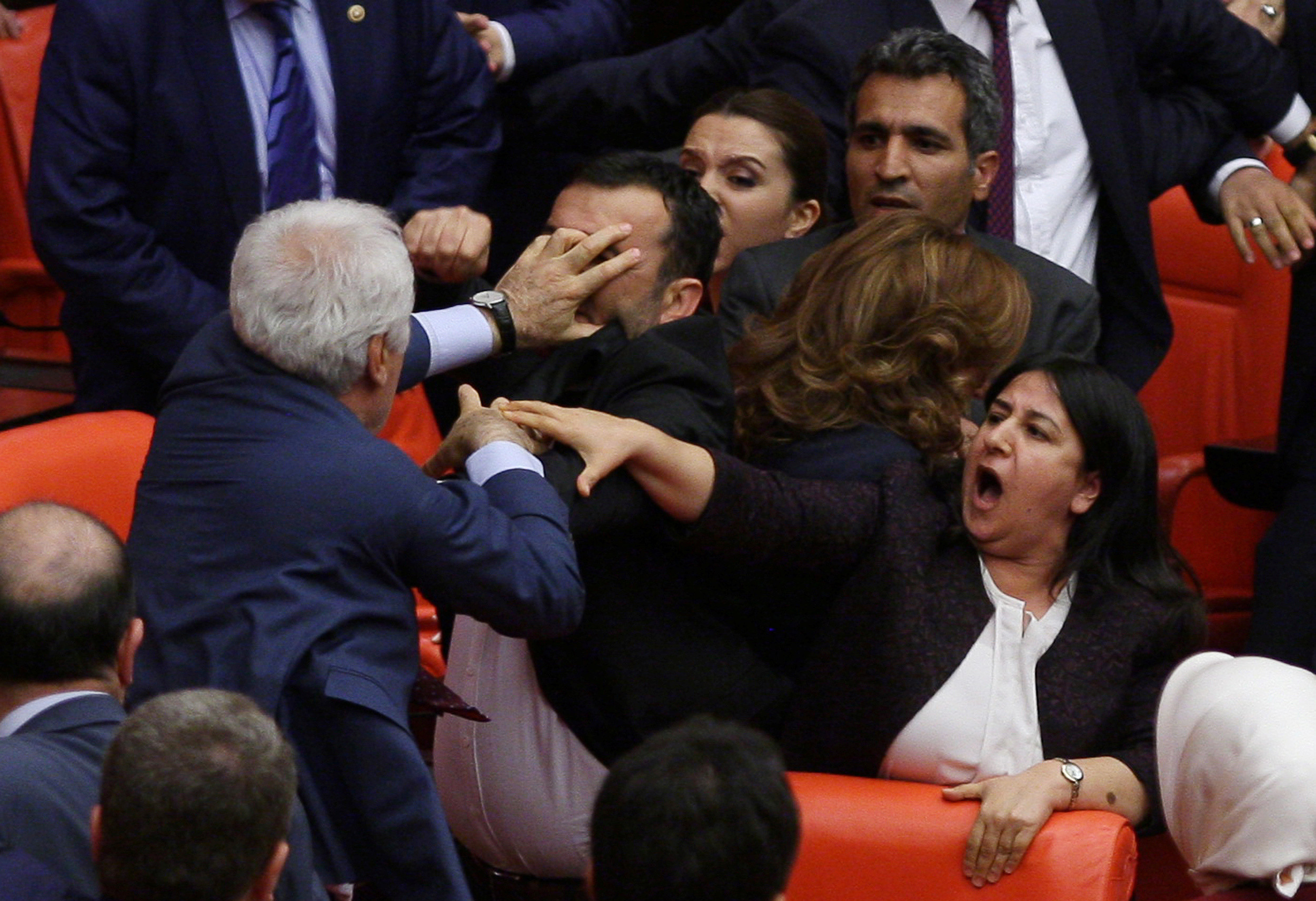 Ξύλο στο κοινοβούλιο της Τουρκίας [Βίντεο]