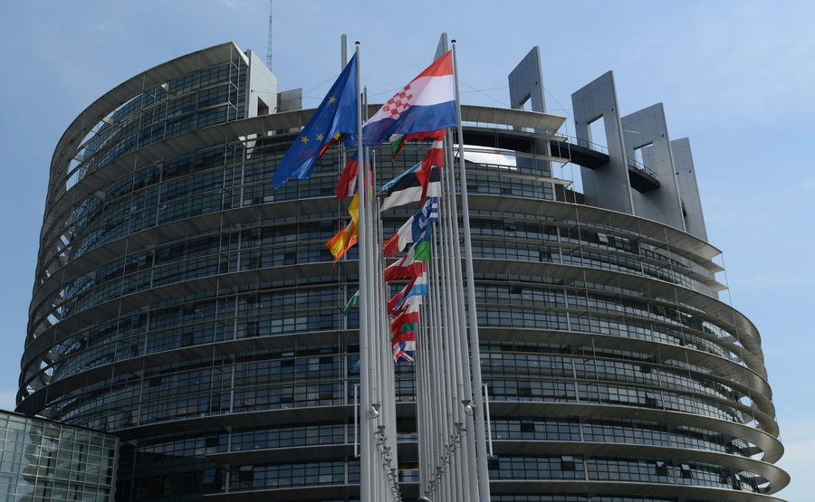 Οκτώ ευρωβουλευτές ζητούν επανεξέταση του χρέους και των μεταρρυθμίσεων στην Ελλάδα