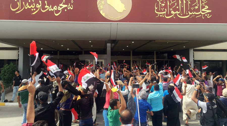 Χιλιάδες διαδηλωτές εισέβαλαν στο κοινοβούλιο του Ιράκ [BINTEO]
