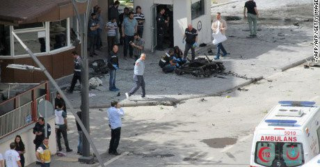Επίθεση στο αρχηγείο της τουρκικής αστυνομίας στο Γκαζίαντεπ – Βίντεο από την έκρηξη