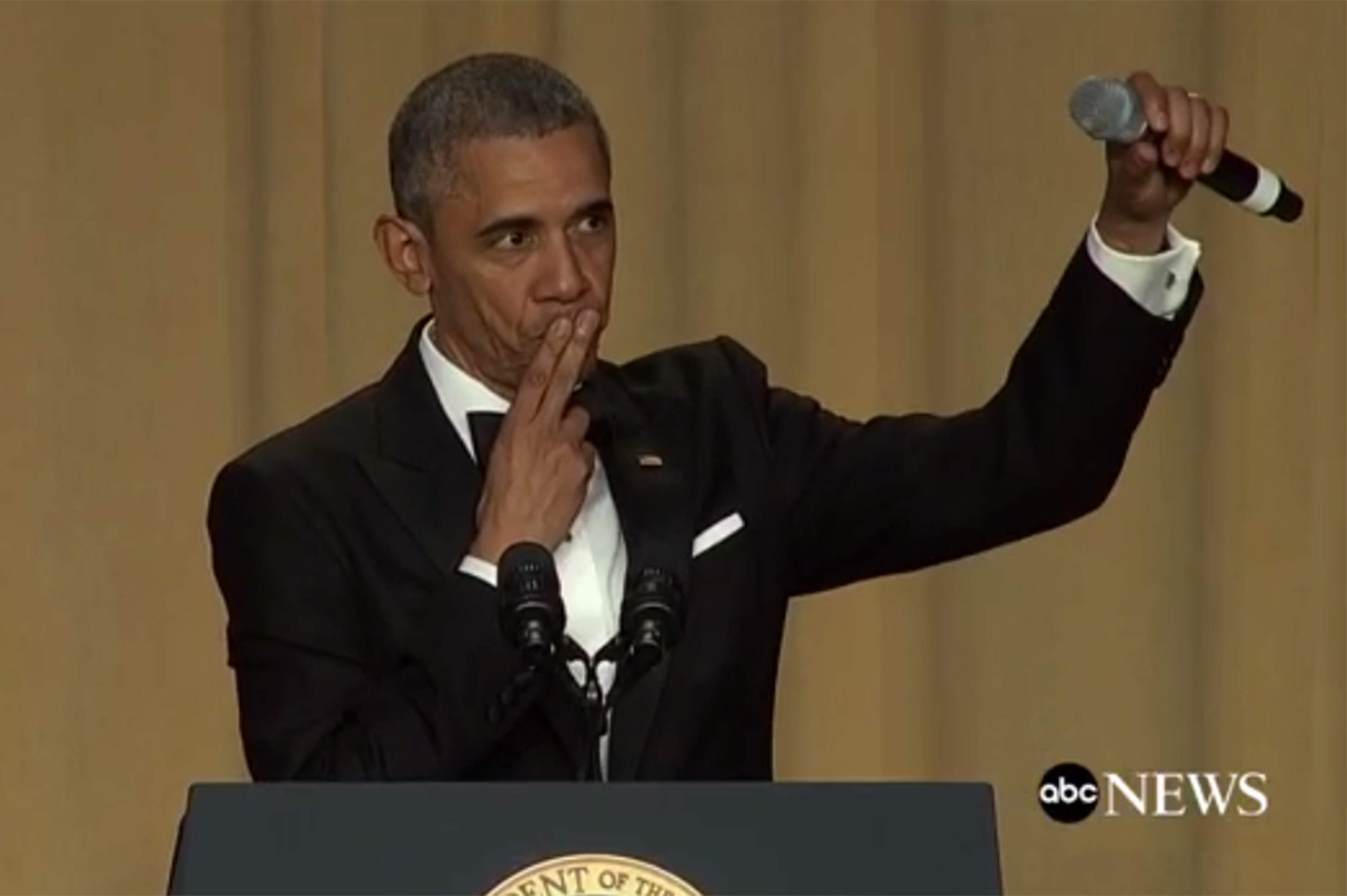 Obama Out: Ο Ομπάμα αποχαιρετά τους ανταποκριτές και πετά το μικρόφωνο [ΒΙΝΤΕΟ]