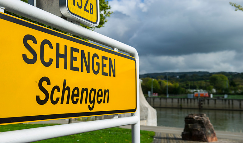 Εξάμηνη παράταση ελέγχων στα εσωτερικά σύνορα της Σένγκεν, πρότεινε η Κομισιόν