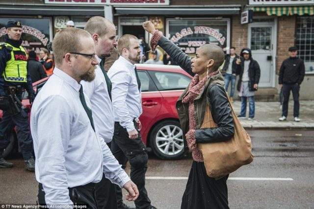 5 φωτογραφίες που μας θύμισε ο τσαμπουκάς της μαύρης γυναίκας στη Σουηδία