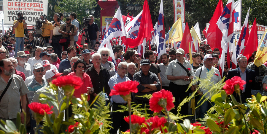 Συγκέντρωση του ΠΑΜΕ έξω από το Μαξίμου