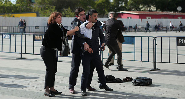 Πυροβόλησαν Τούρκο δημοσιογράφο της αντιπολίτευσης έξω από τα δικαστήρια [Βίντεο]