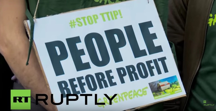 «Οι άνθρωποι πάνω από τα κέρδη»: Οι Ιταλοί διαδηλώνουν ενάντια στην ΤΤΙΡ [ΒΙΝΤΕΟ]