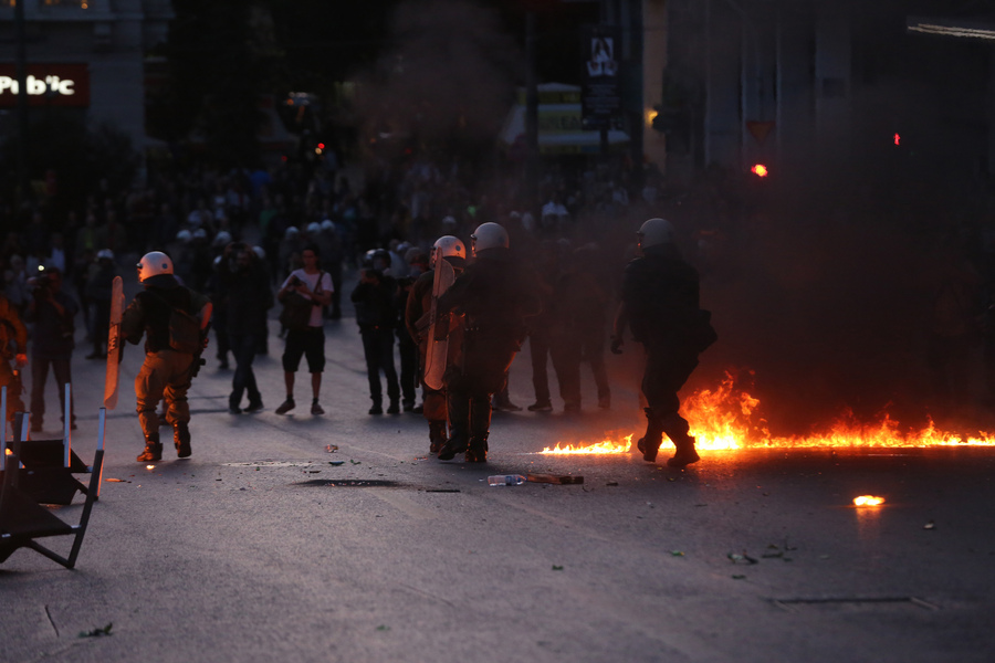 Δεκαπέντε προσαγωγές από τα χθεσινά επεισόδια σε Εξάρχεια και Σύνταγμα