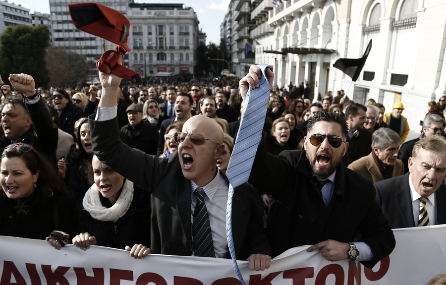 Επιστρέφουν στα καθήκοντα τους οι συμβολαιογράφοι