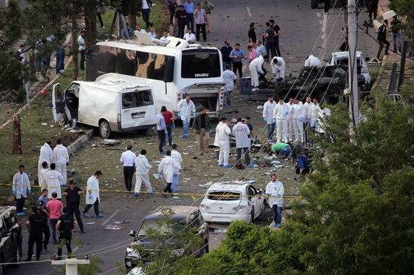 Τρεις νεκροί και 45 τραυματίες από έκρηξη στο Ντιγιάρμπακιρ [ΦΩΤΟ+ΒΙΝΤΕΟ]