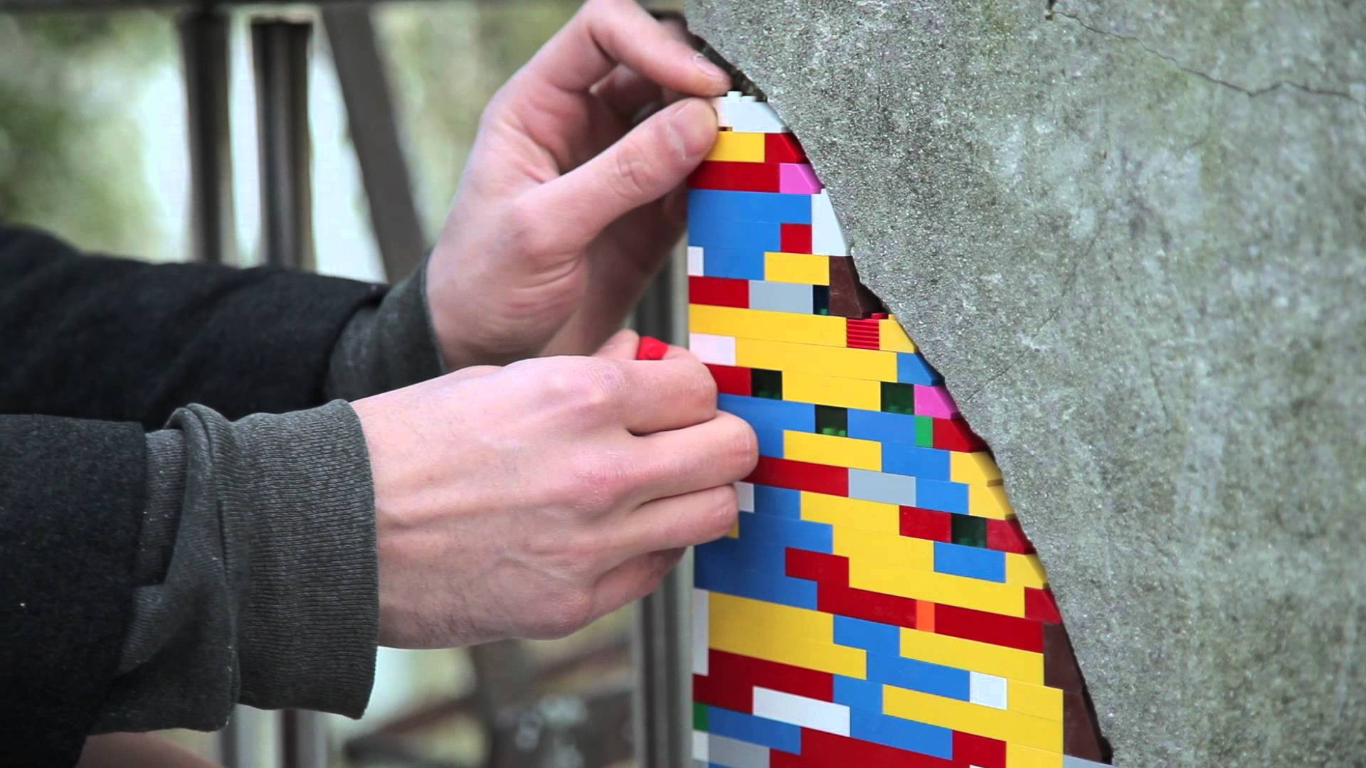 Επιδιορθώνει τοίχους σε όλο τον κόσμο με τουβλάκια Lego [Βίντεο]
