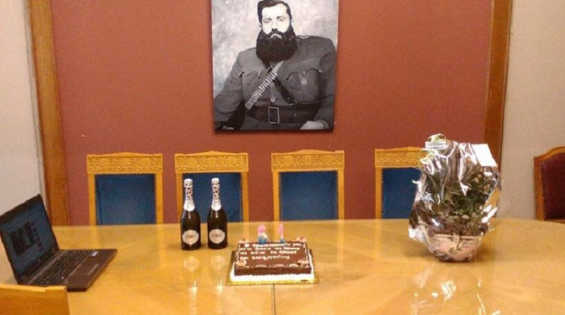 Υπό το βλέμμα του Άρη Βελουχιώτη γιόρτασε τα γενέθλιά του ο Πολάκης