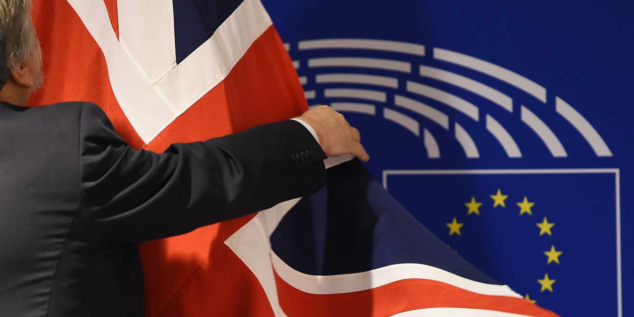 Δημοσκοπήσεις και γραφεία στοιχημάτων δίνουν παραμονή Βρετανίας στην ΕΕ