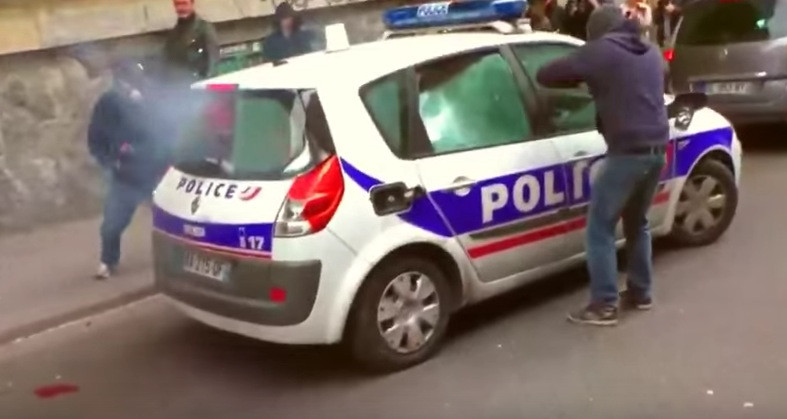 Διαδηλωτές πυρπόλησαν περιπολικό στο Παρίσι – Πρόλαβαν να βγουν οι αστυνομικοί [Βίντεο]