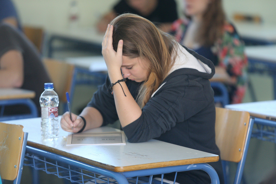 Κρίση άγχους έπαθαν τρεις μαθητές στις πανελλαδικές